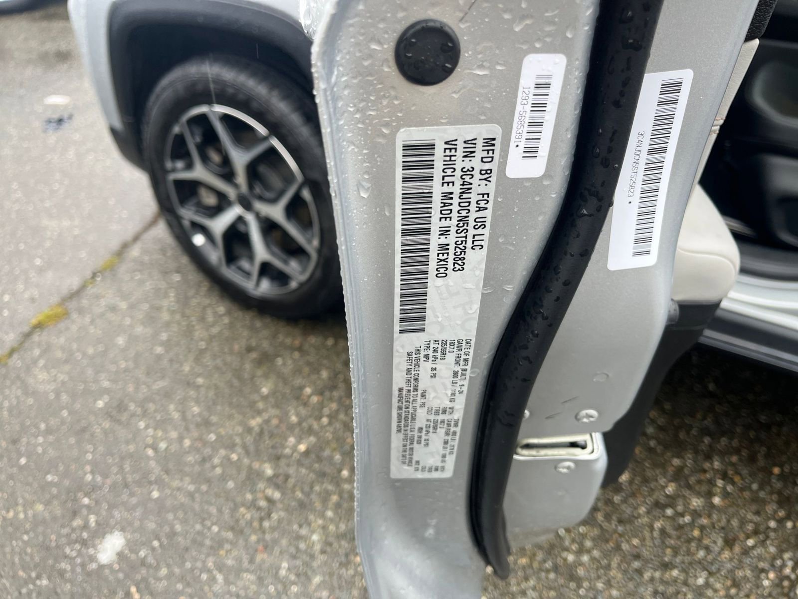 Used 2025 Jeep Compass Limited image 30