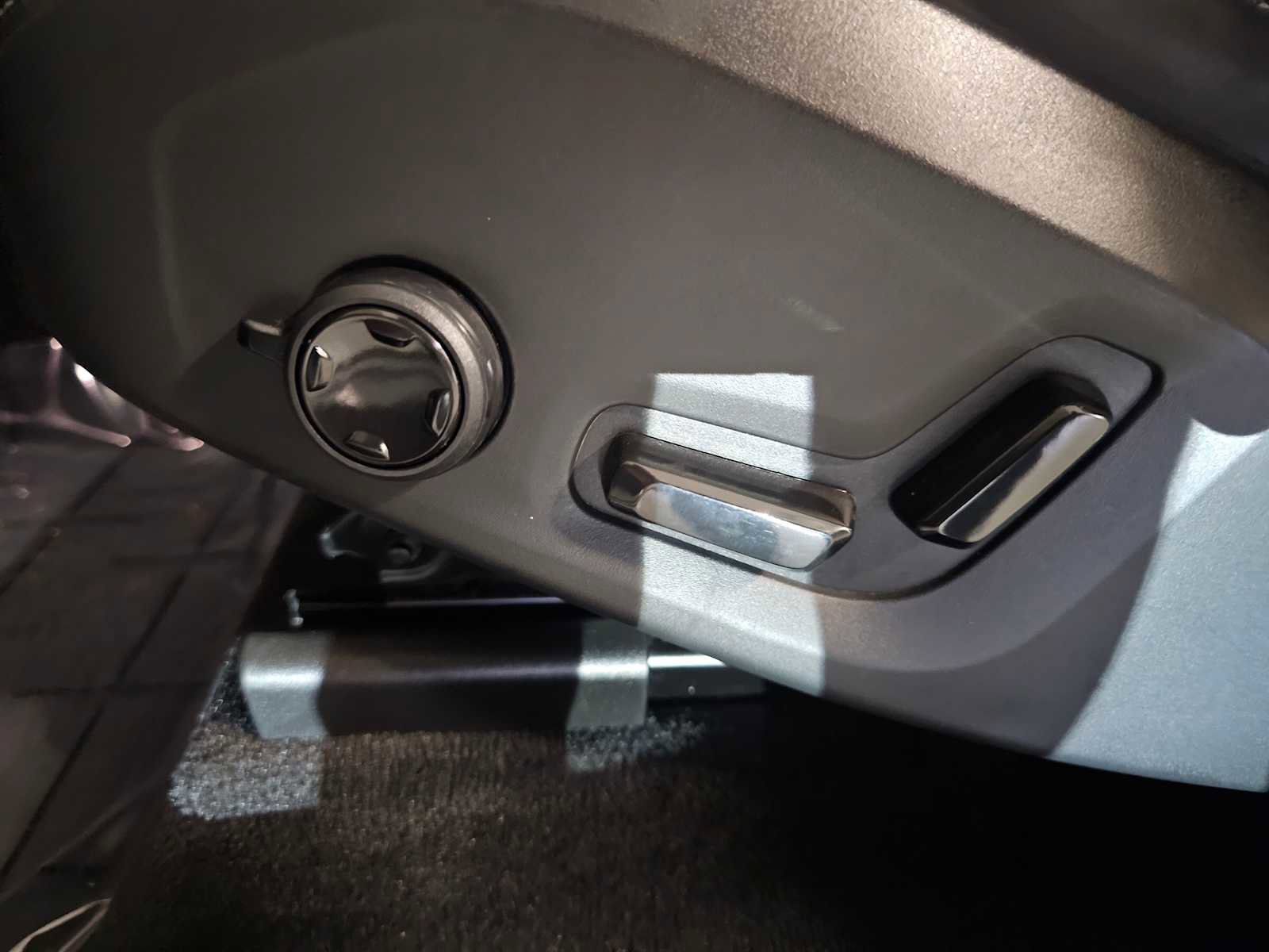 Used 2024 Volvo XC60 B5 Ultimate w/ Protection Package Premier image 25