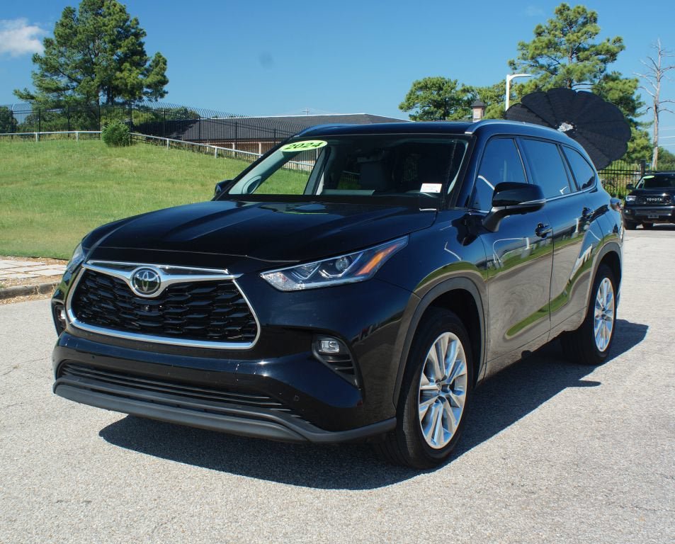 Used 2024 Toyota Highlander Limited FWD image 25