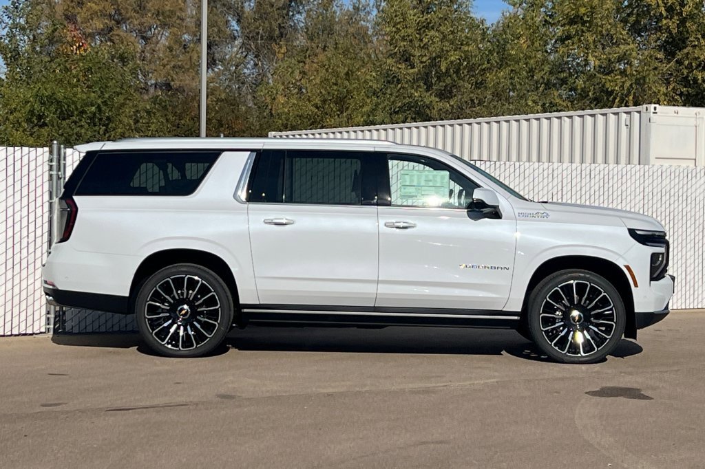 New 2026 Chevrolet Suburban High Country image 3