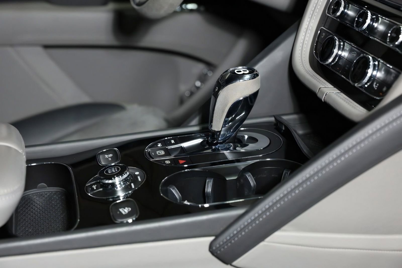 Used 2022 Bentley Bentayga AWD/4WD image 40