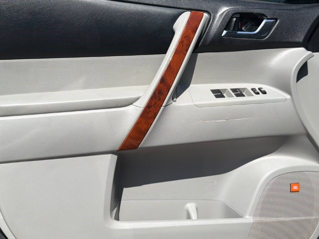 Used 2013 Toyota Highlander Limited FWD image 12