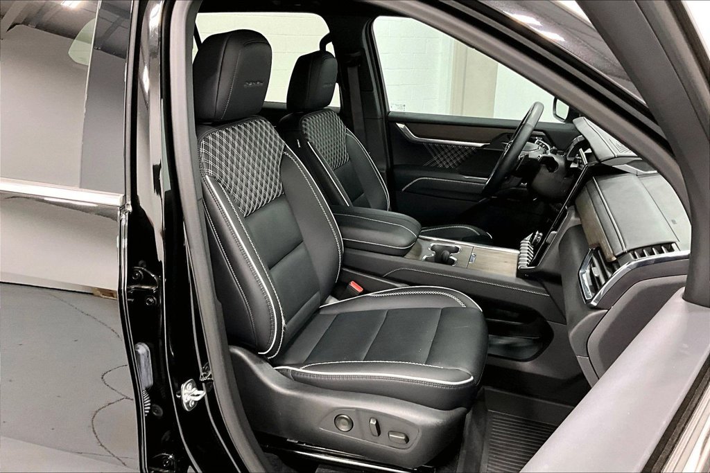 Used 2025 GMC Acadia Denali w/ Super Cruise Package FWD image 9