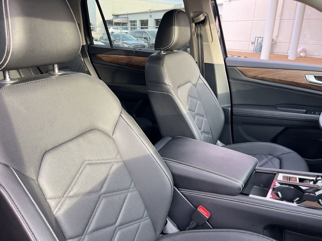 Used 2025 Volkswagen Atlas SE image 31