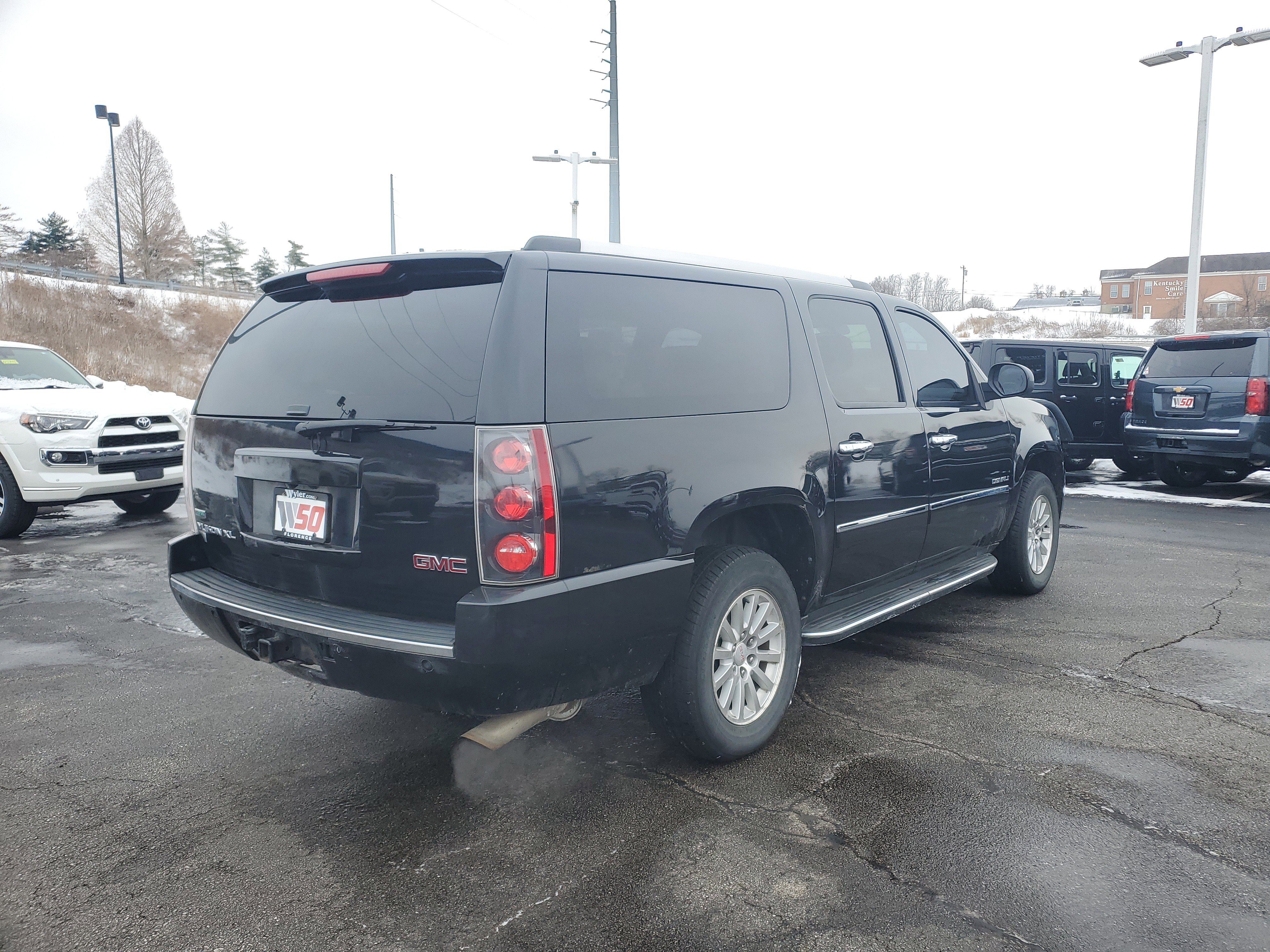 Used 2011 GMC Yukon XL Denali image 4