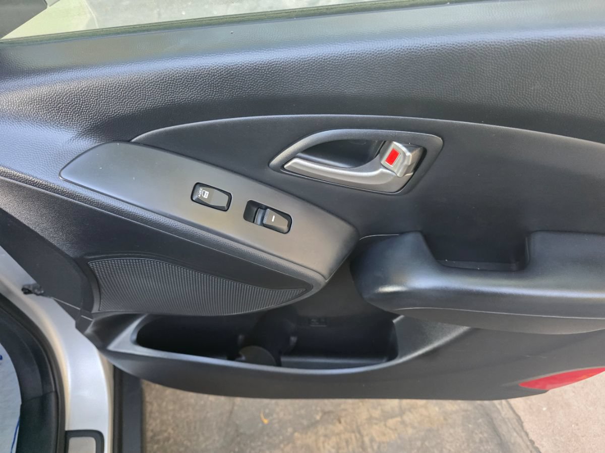 Used 2010 Hyundai Tucson Limited w/ Premium Pkg 4 FWD image 29