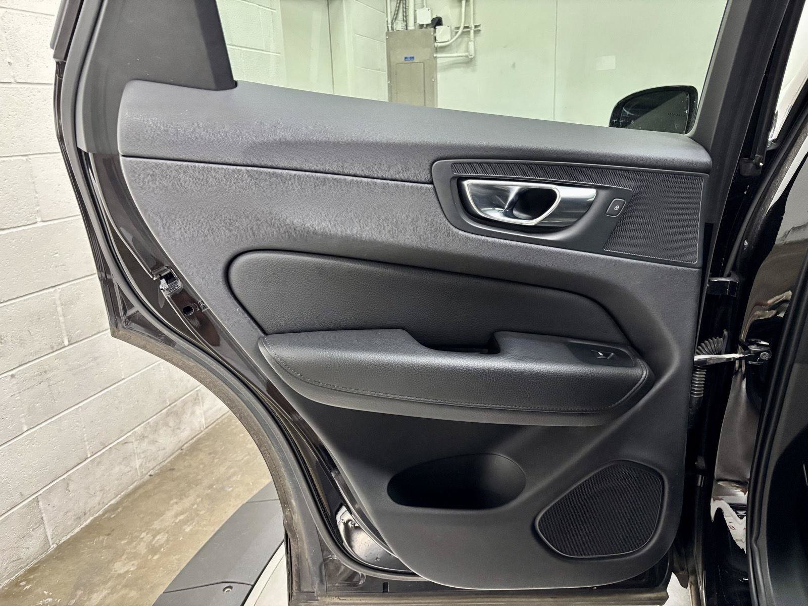 Used 2020 Volvo XC60 T5 Momentum AWD/4WD image 18