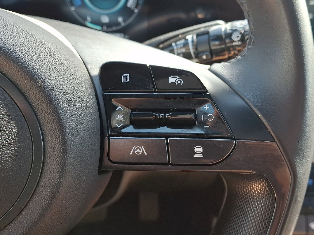 Certified 2025 Hyundai Elantra Limited FWD image 23