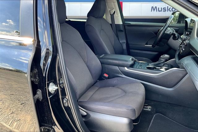 Used 2024 Toyota Highlander LE image 27