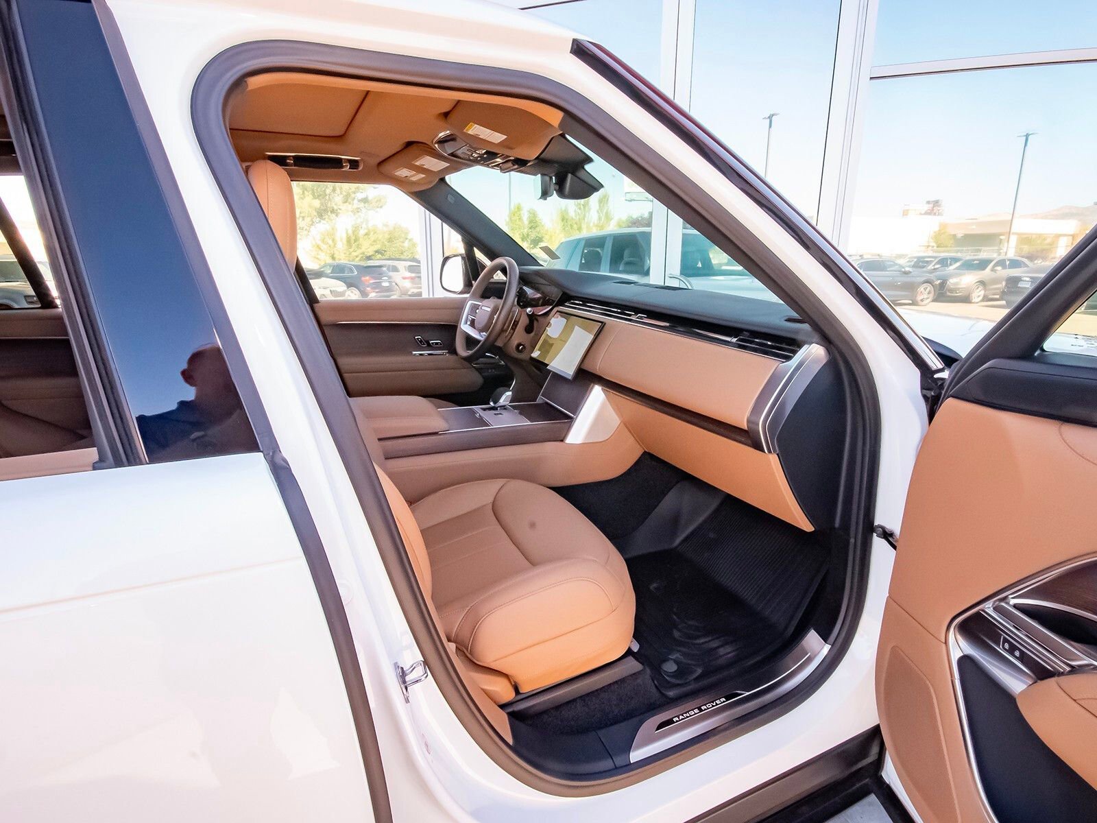 New 2025 Land Rover Range Rover SE image 40