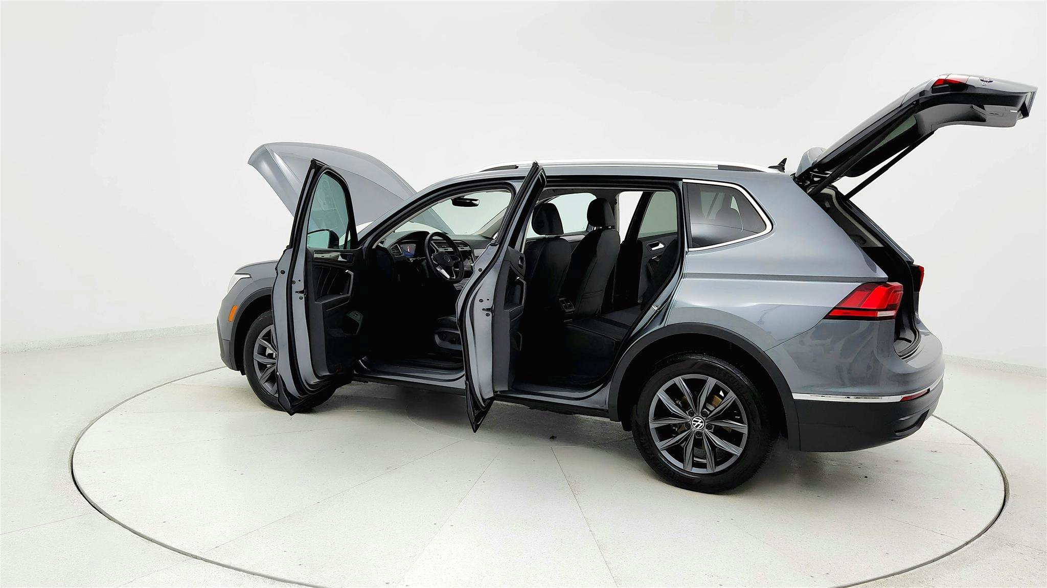 Used 2024 Volkswagen Tiguan SE image 10