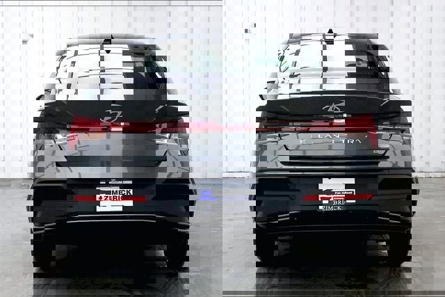 Used 2025 Hyundai Elantra Blue image 4