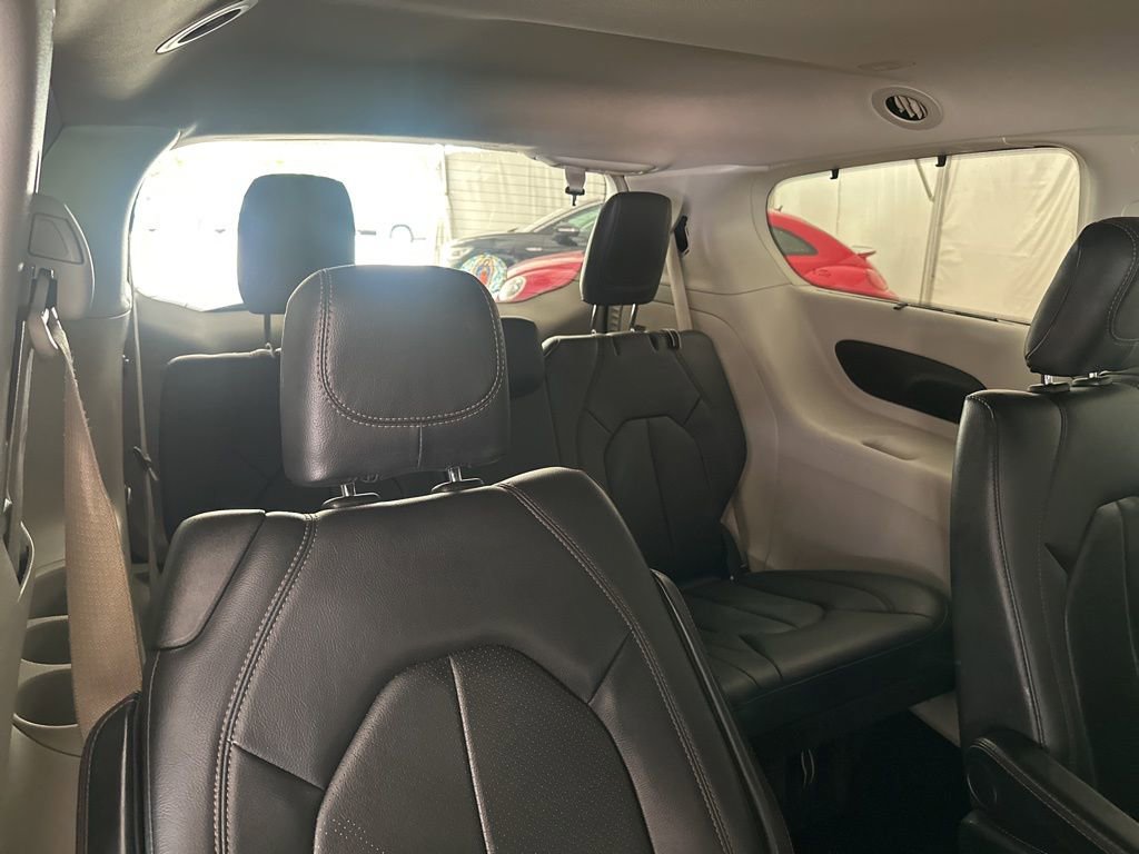 Used 2020 Chrysler Pacifica Touring-L image 13