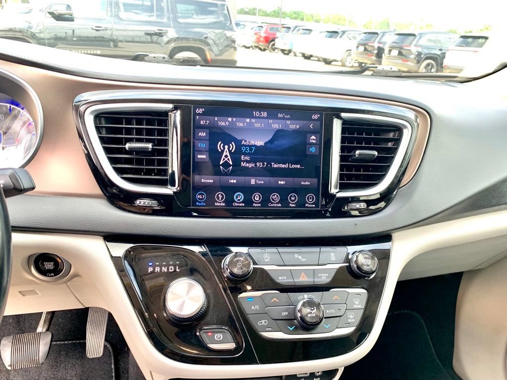 Used 2018 Chrysler Pacifica Touring-L Plus FWD image 17