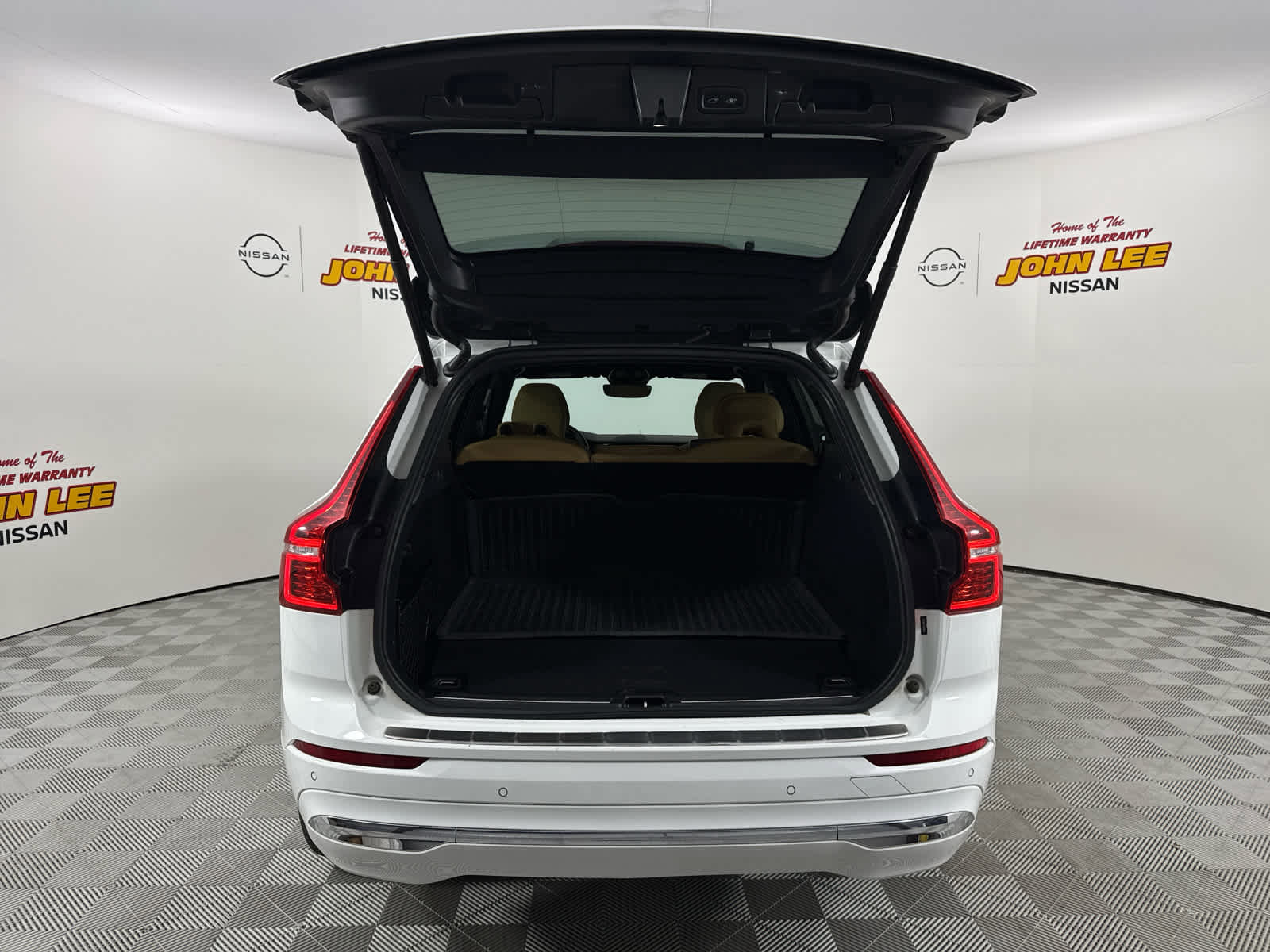 Used 2022 Volvo XC60 T8 Inscription w/ Advanced Package image 5