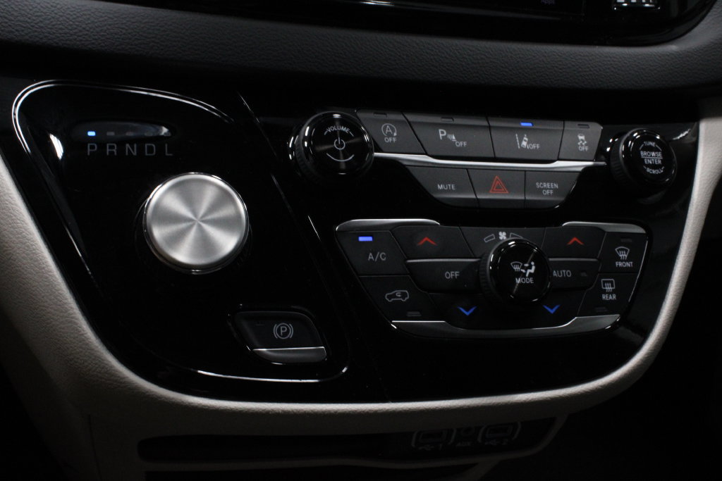 Used 2024 Chrysler Pacifica Touring-L FWD image 30