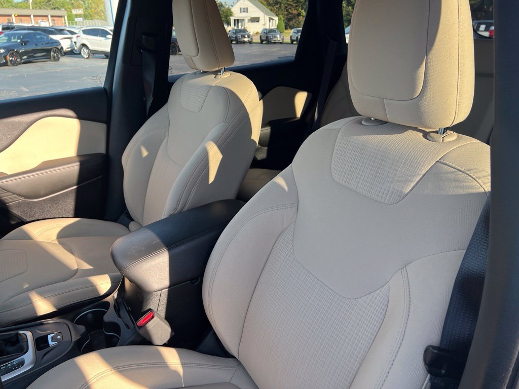 Used 2016 Jeep Cherokee Latitude w/ Comfort/Convenience Group FWD image 10