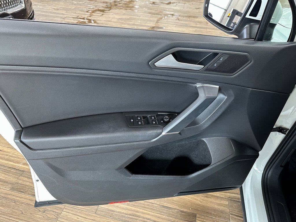 Used 2020 Volkswagen Tiguan SE w/ Panoramic Sunroof Package image 11