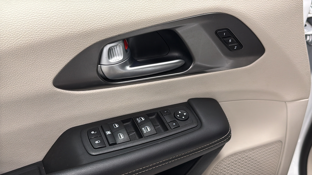 Used 2024 Chrysler Pacifica Touring-L FWD image 20