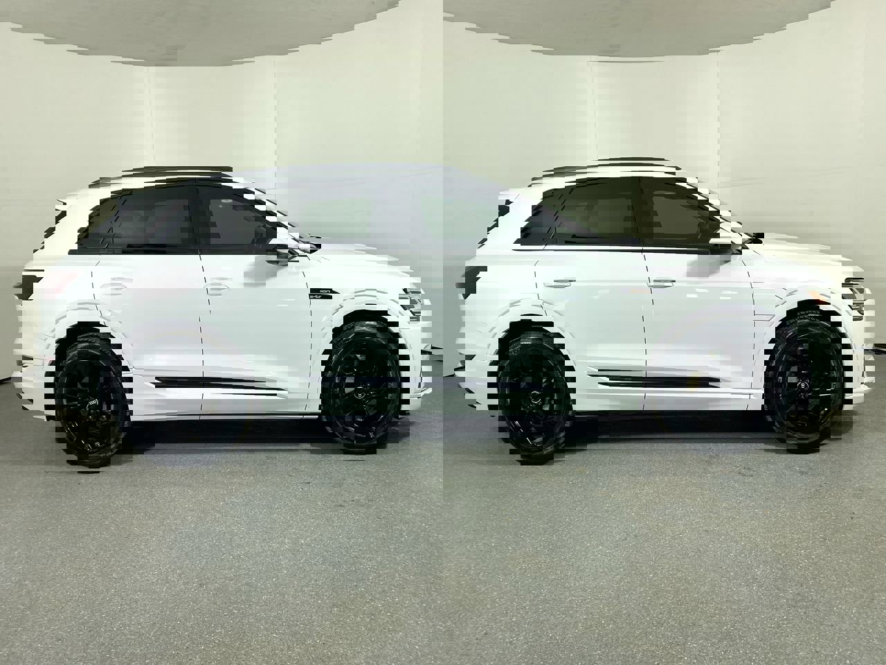 Certified 2022 Audi e-tron Premium w/ Convenience Plus Package image 38