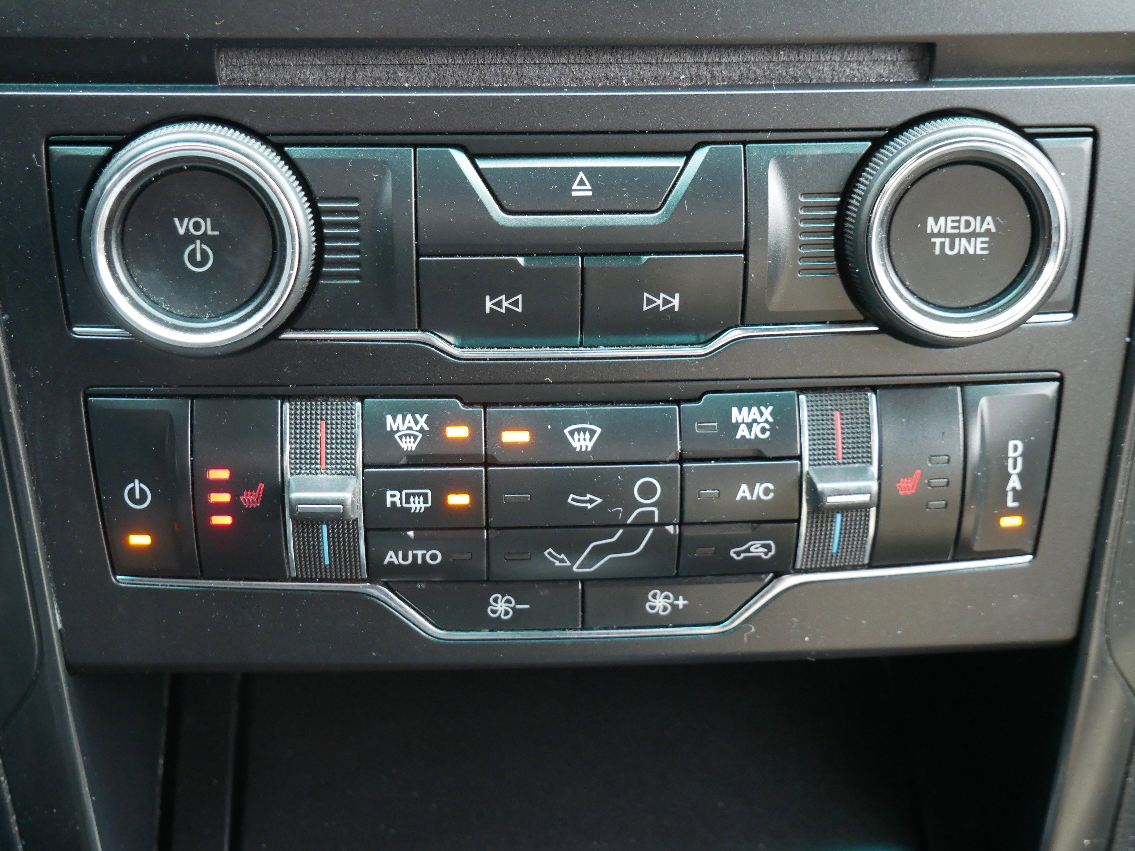 Used 2017 Ford Explorer XLT w/ Equipment Group 202A AWD/4WD image 13