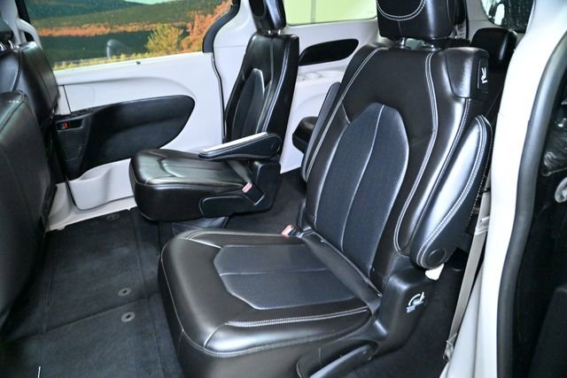 Used 2023 Chrysler Pacifica Touring-L image 37