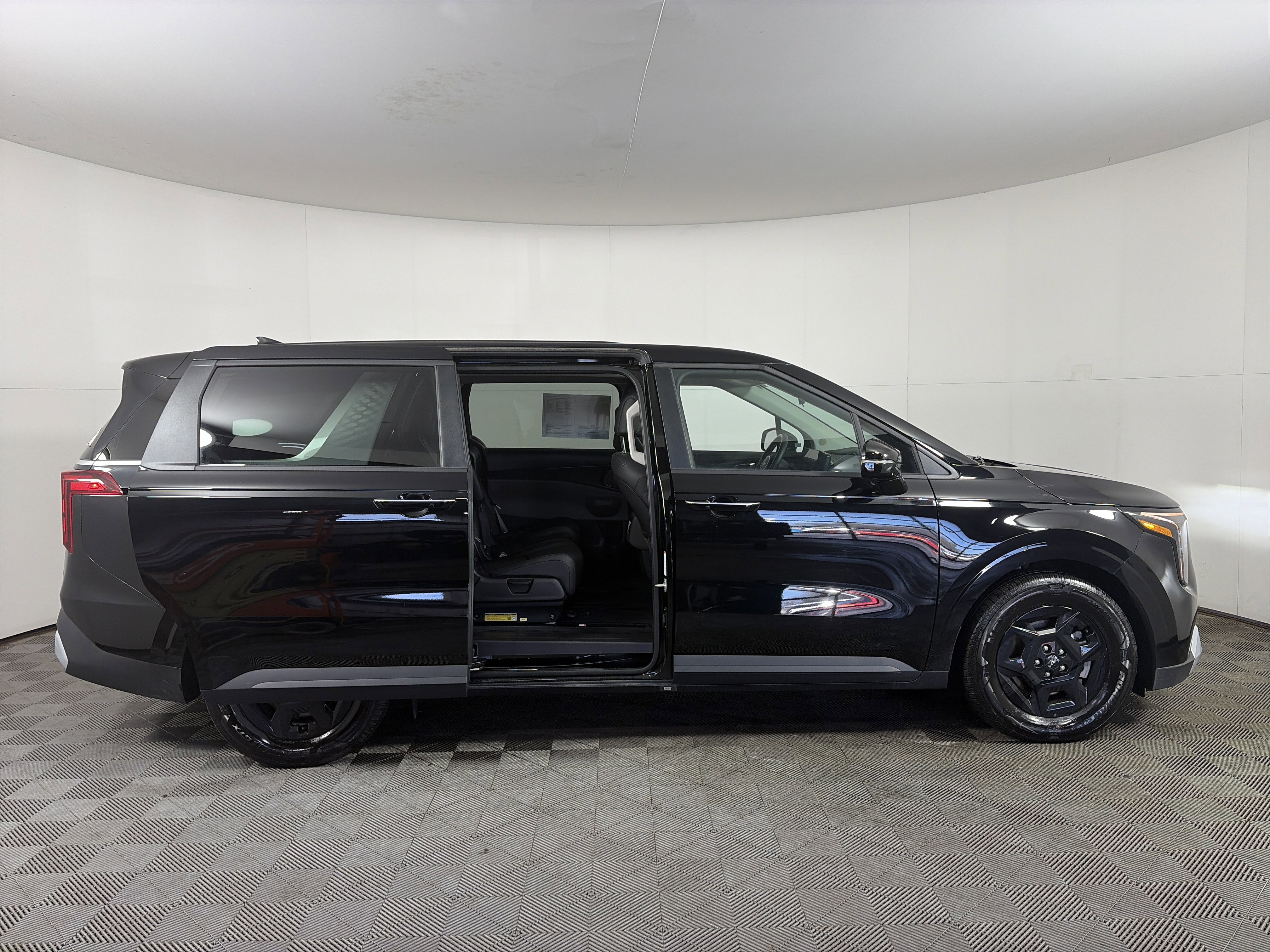 Used 2025 Kia Carnival image 16