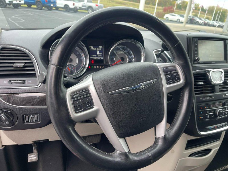 Used 2016 Chrysler Town & Country Touring w/ Driver Convenience Group image 21