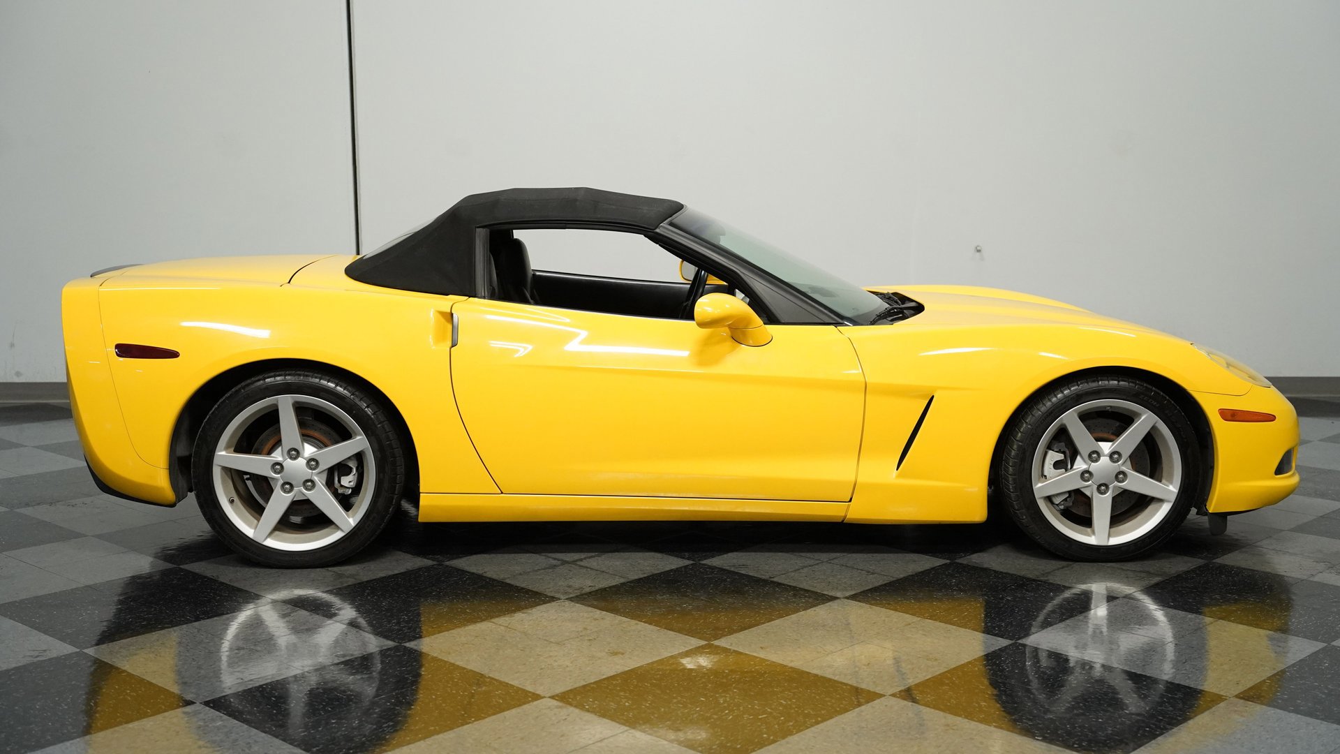 Used 2005 Chevrolet Corvette Convertible w/ Performance Handling Package image 12