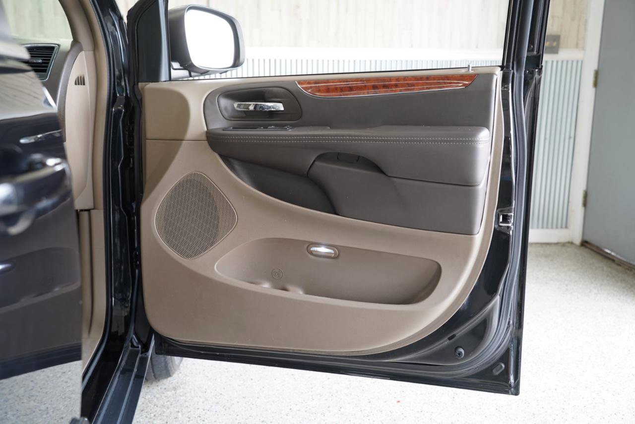 Used 2016 Chrysler Town & Country Touring FWD image 31