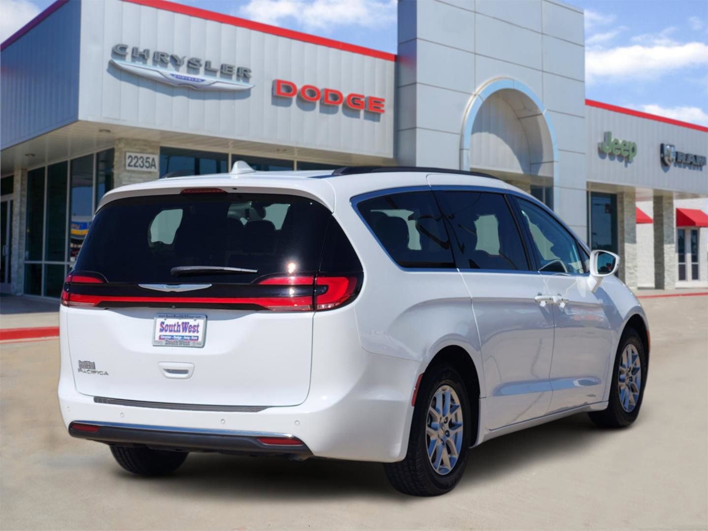 Used 2022 Chrysler Pacifica Touring-L image 5
