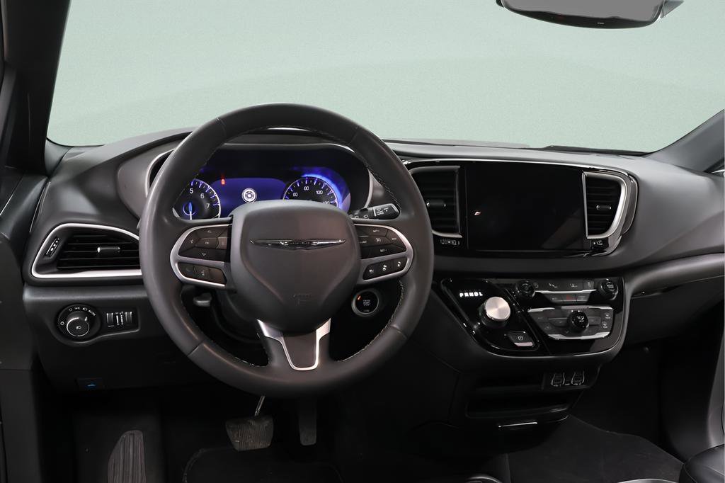Used 2025 Chrysler Pacifica Select image 8