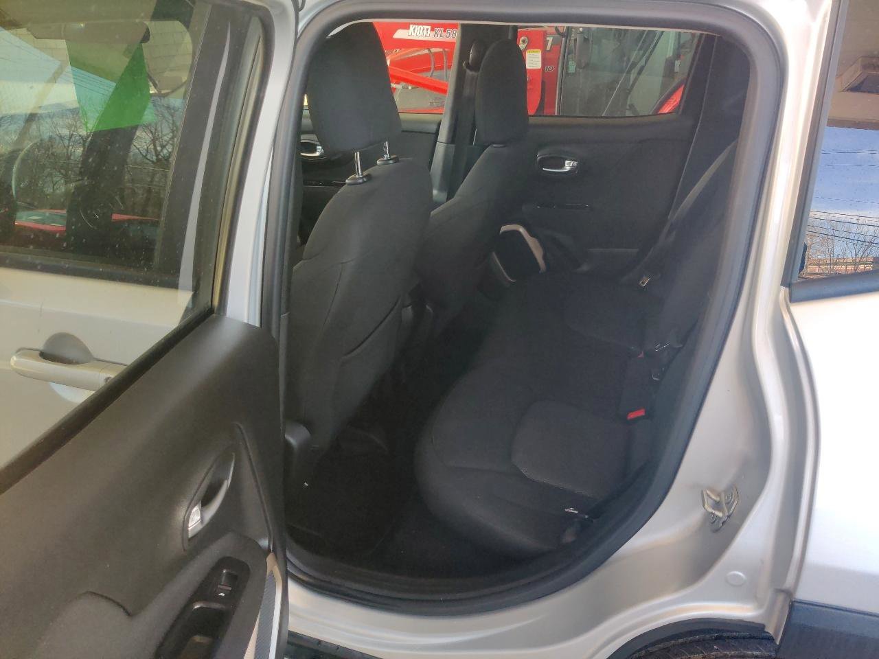 Used 2015 Jeep Renegade Latitude image 10