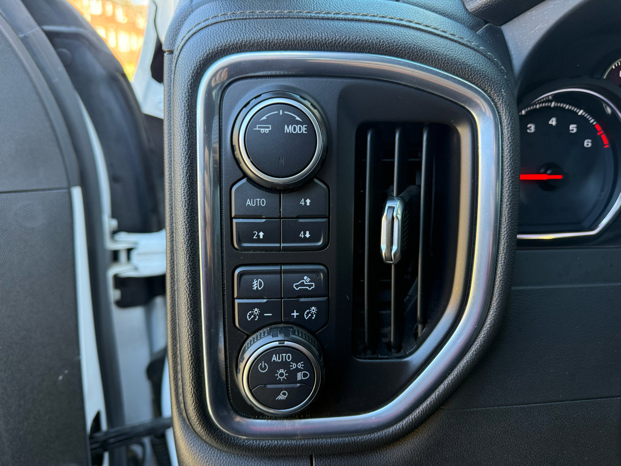 Used 2020 Chevrolet Silverado 2500 LT w/ Texas Edition image 26