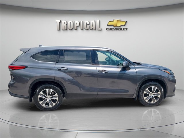 Used 2022 Toyota Highlander XLE image 6