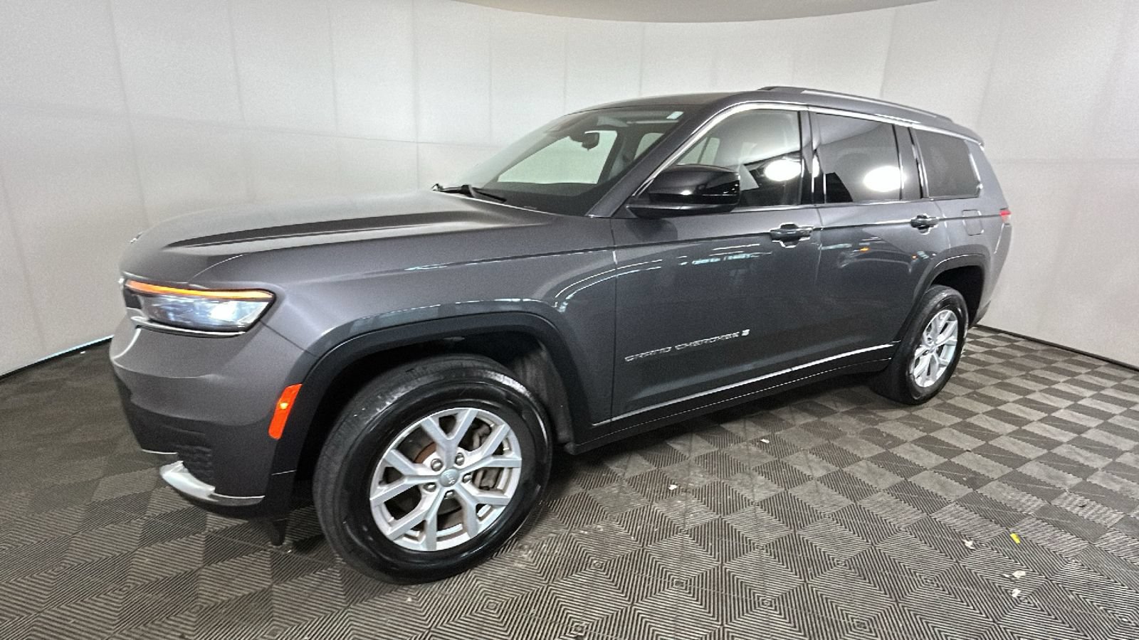 Used 2021 Jeep Grand Cherokee L Laredo w/ Luxury Tech Group I AWD/4WD image 8