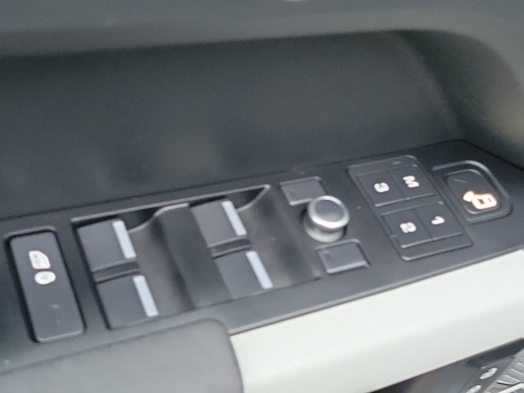 Used 2021 Land Rover Defender 110 SE image 25
