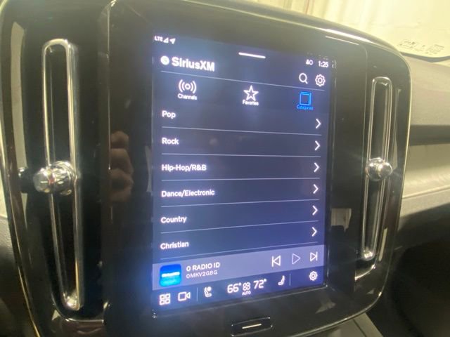 Used 2025 Volvo XC40 B5 Plus AWD/4WD image 21