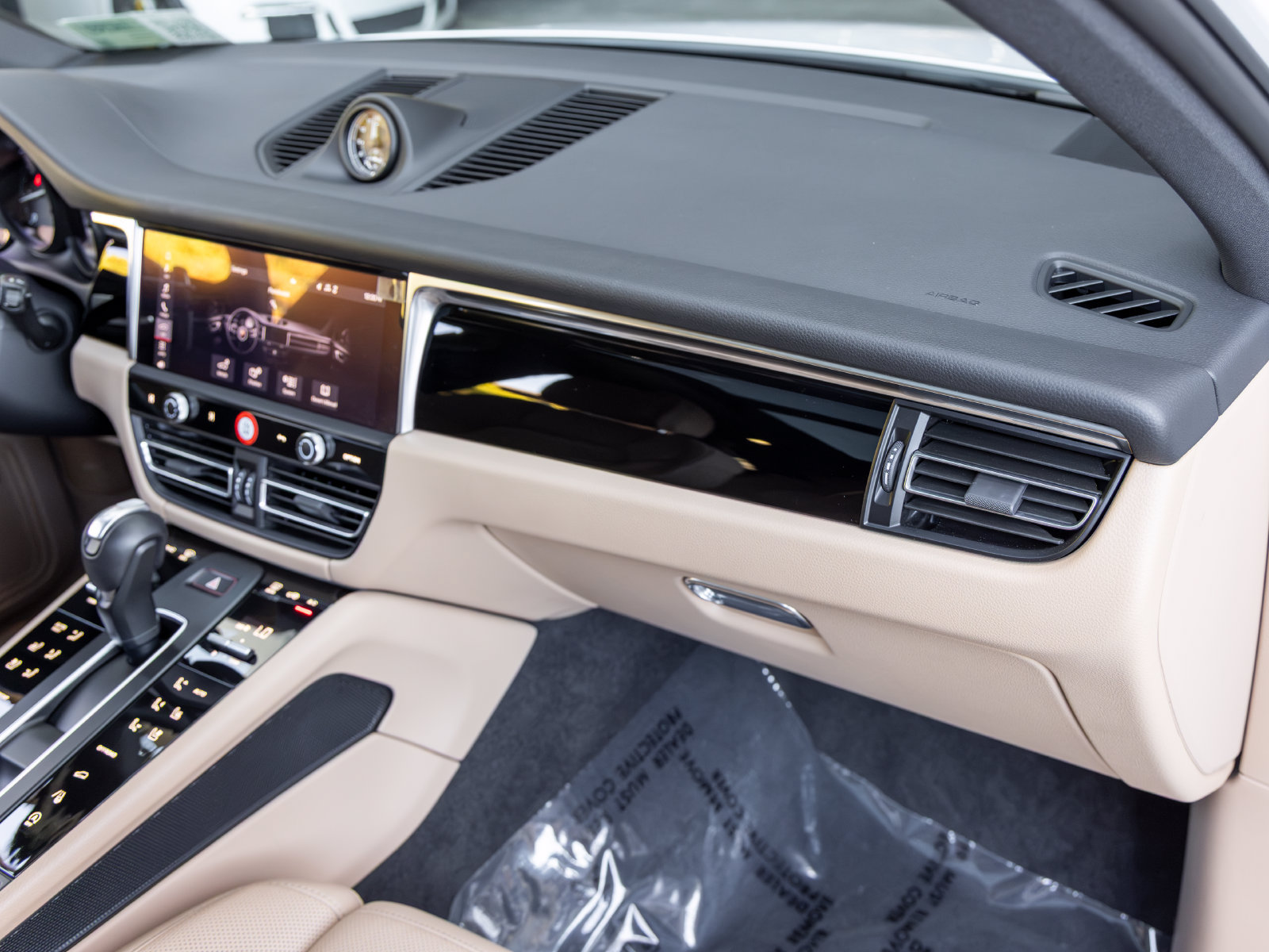 Certified 2026 Porsche Macan AWD/4WD image 62