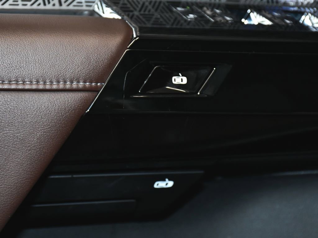 Used 2024 BMW i7 xDrive60 image 11