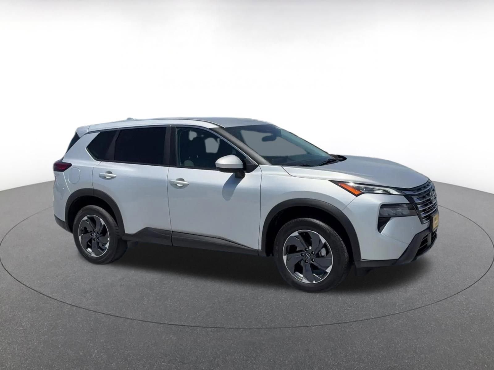 Used 2025 Nissan Rogue SV FWD image 2