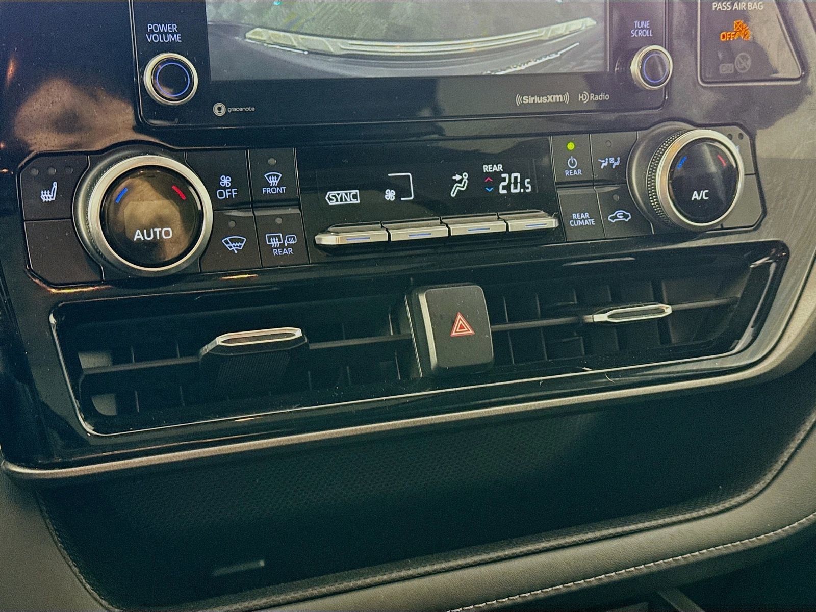 Used 2022 Toyota Highlander XLE AWD/4WD image 13