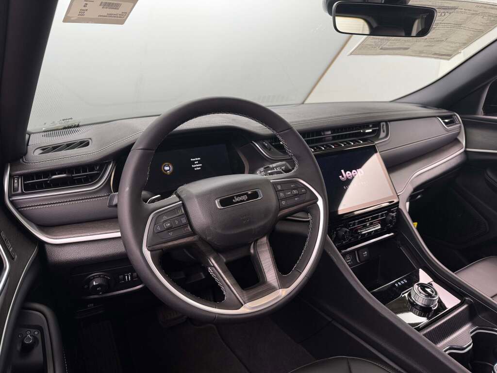 New 2025 Jeep Grand Cherokee Limited w/ Black Appearance Package image 26