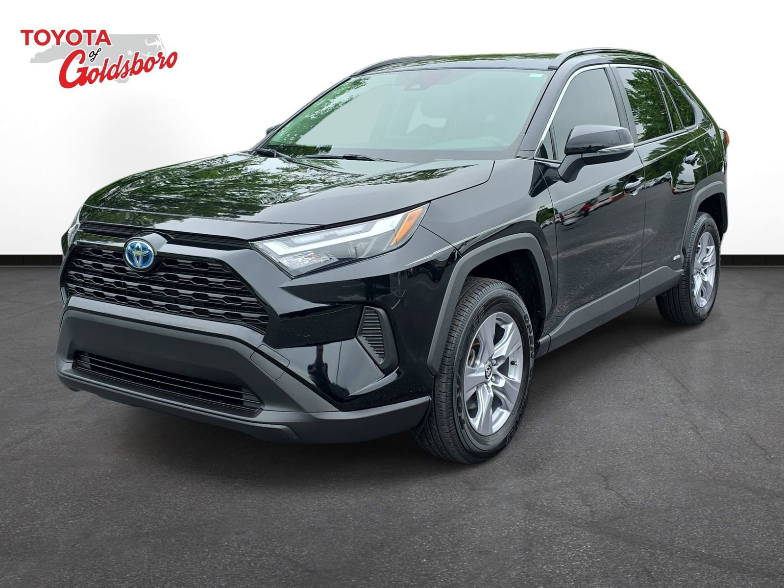 Used 2024 Toyota RAV4 XLE AWD/4WD image 1