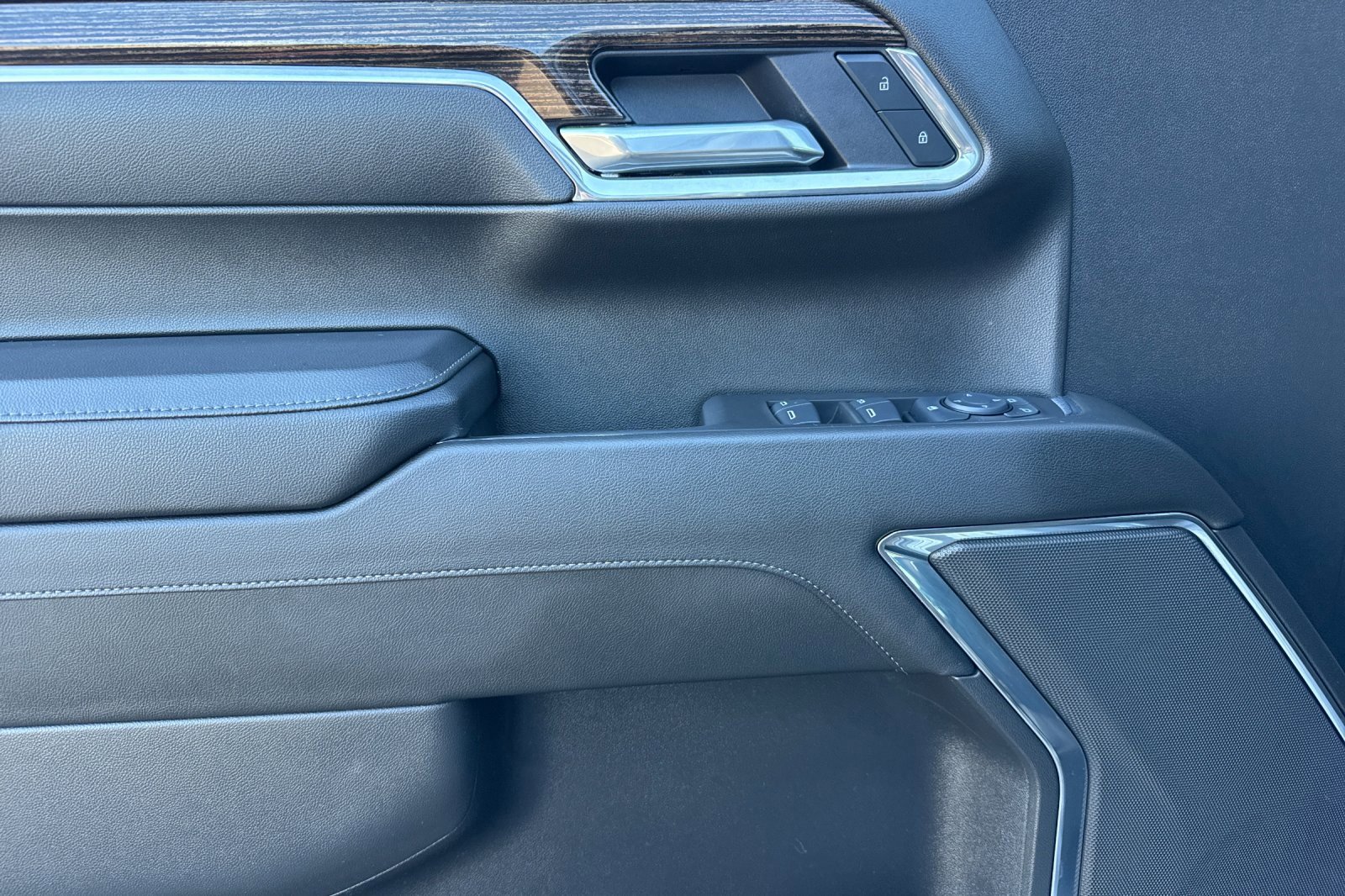 Used 2025 GMC Sierra 1500 Elevation image 9