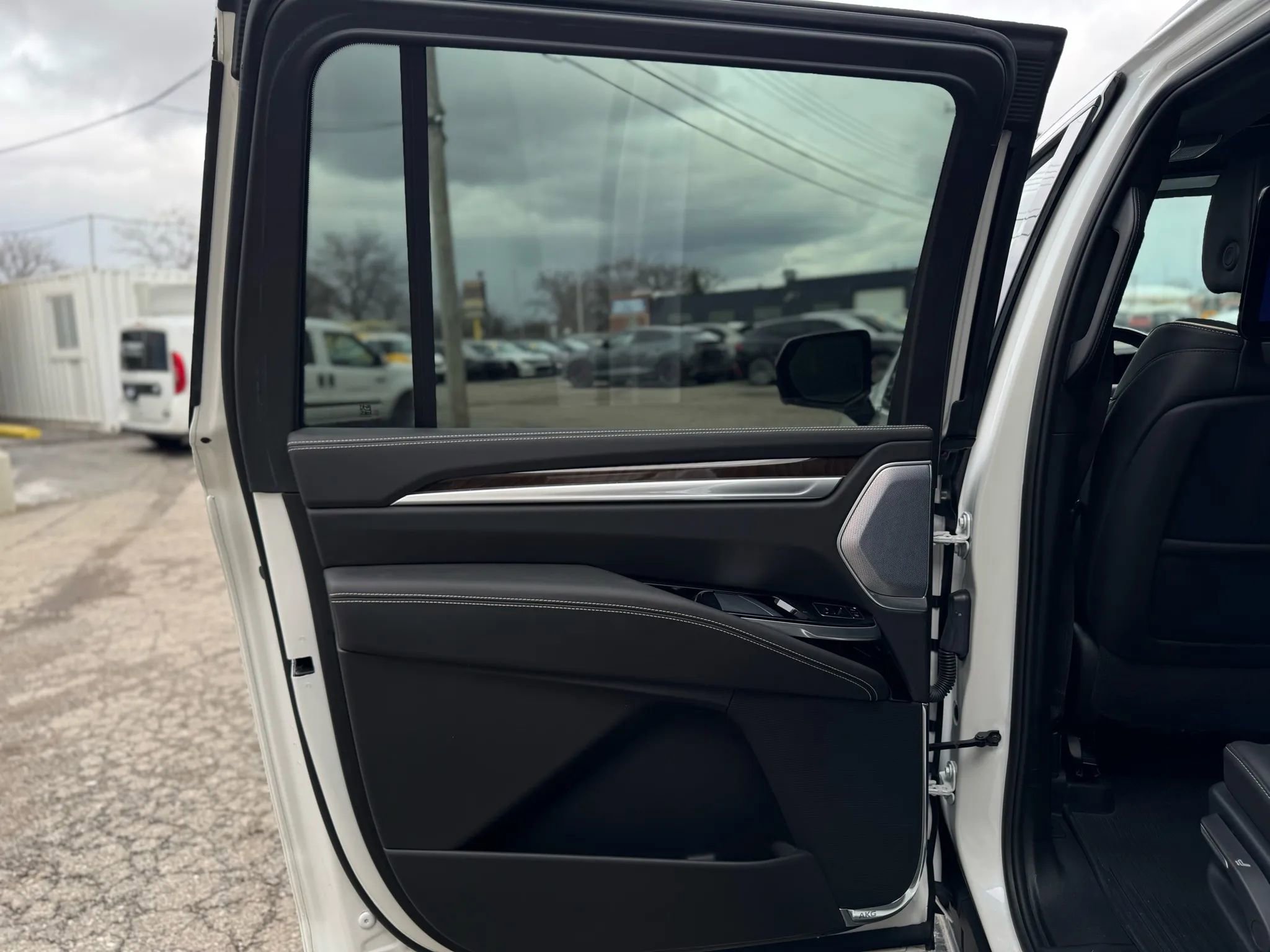 Used 2025 Cadillac Escalade ESV Sport Platinum w/ LPO, Floor Liner Package AWD/4WD image 32