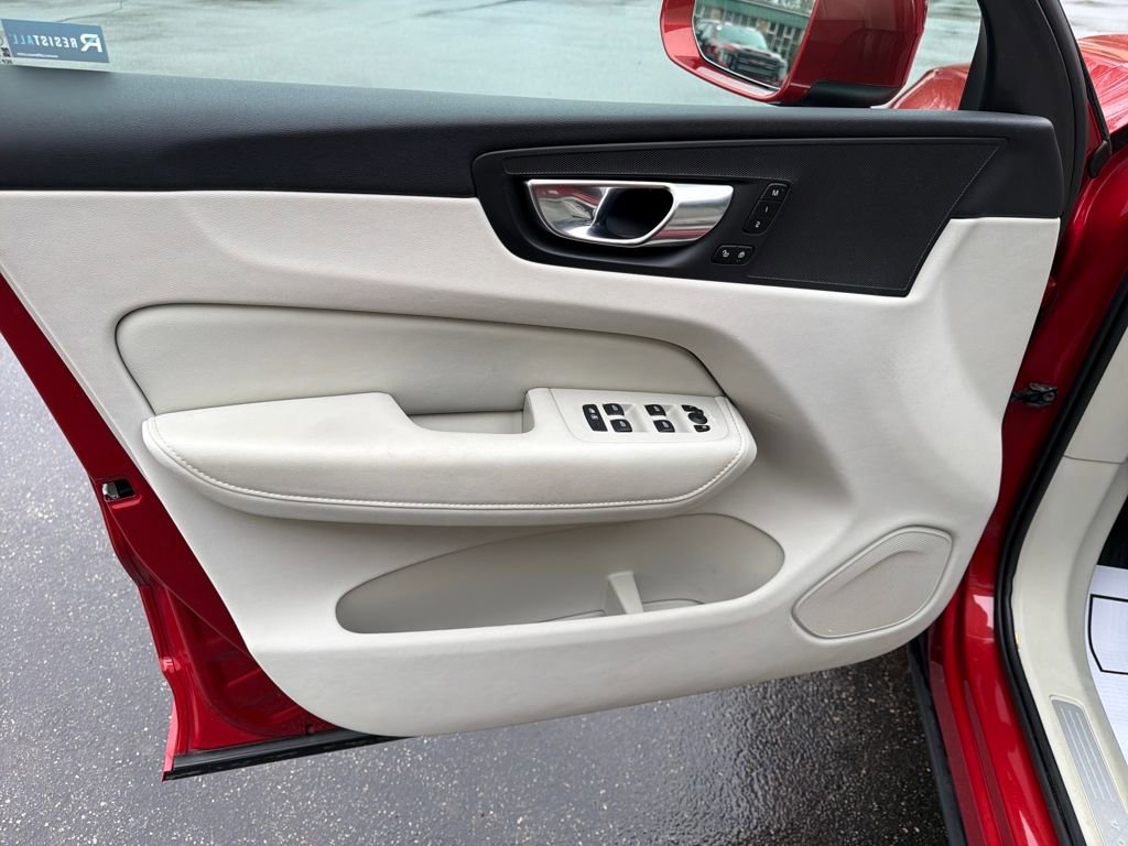 Used 2023 Volvo XC60 B5 Plus w/ Climate Package image 11