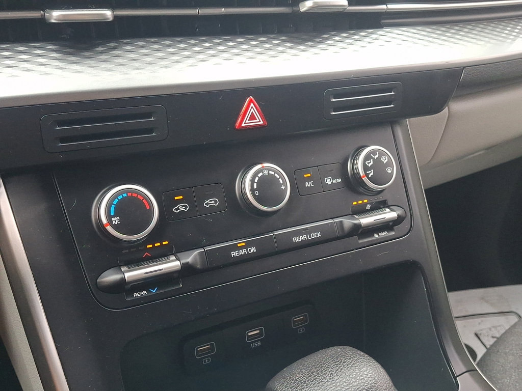 Used 2022 Kia Carnival LX FWD image 31