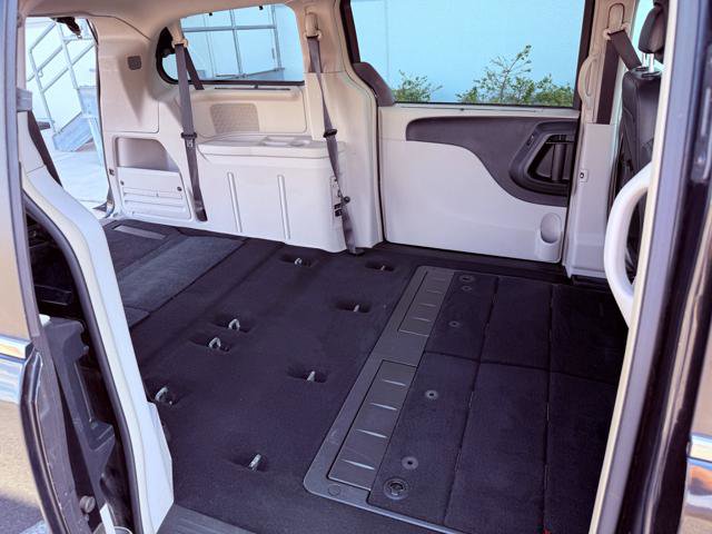 Used 2015 Chrysler Town & Country Touring FWD image 30