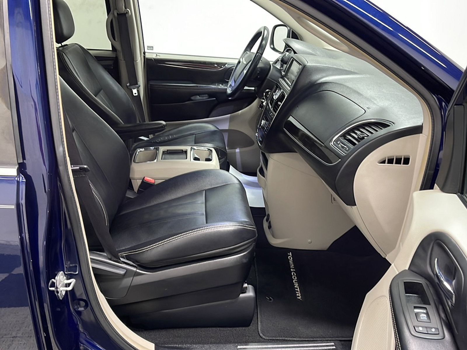 Used 2015 Chrysler Town & Country Touring FWD image 21